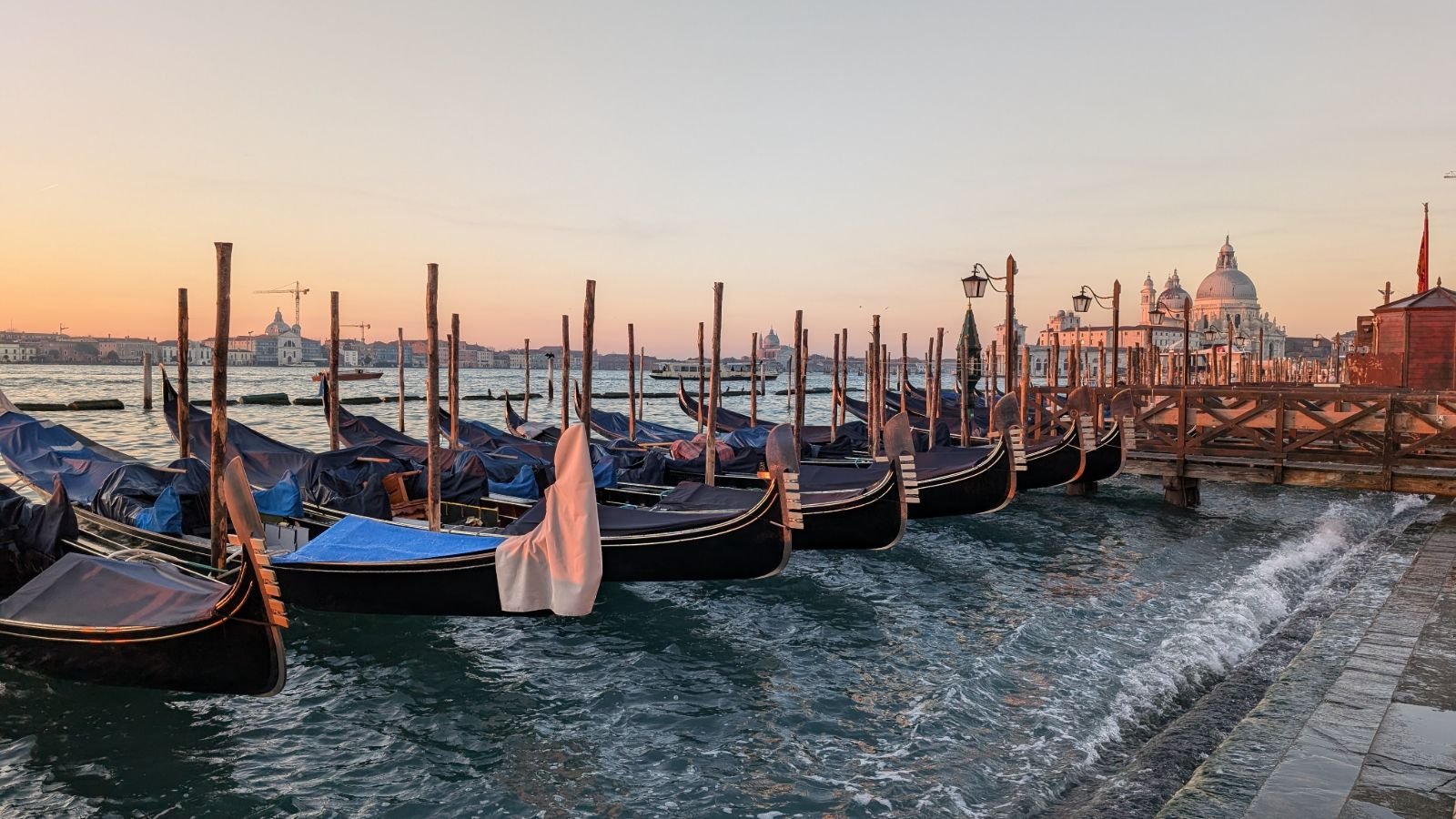 VeniceEarlyMorningWalkingTourOK